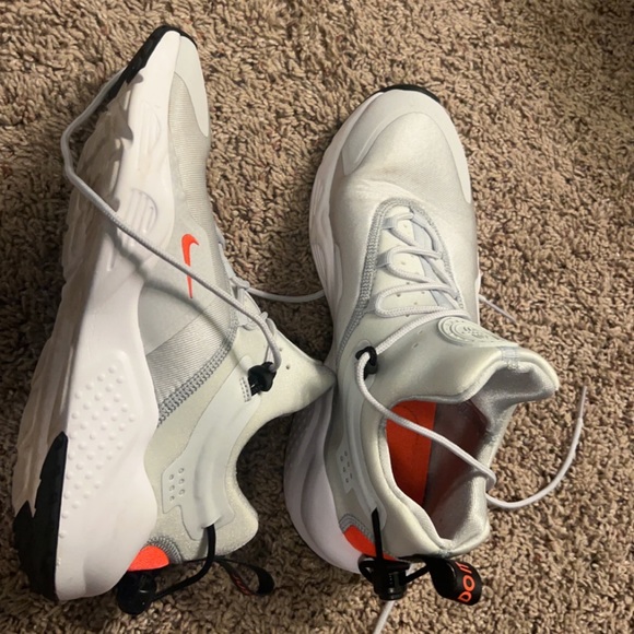 Nike white/grey tennis shoes. - Picture 1 of 1